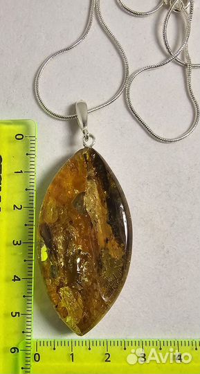 Янтарная подвеска с инклюзом