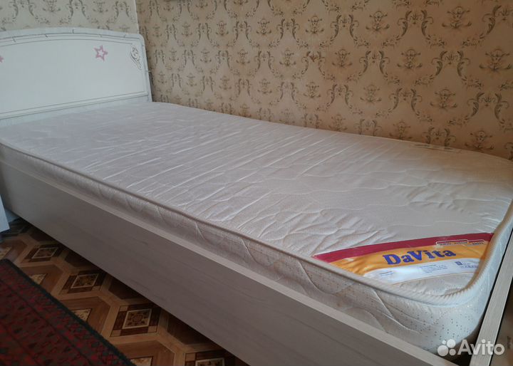 Кровать с матрасом