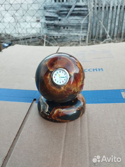 Часы настольные из симбирцита в форме шара