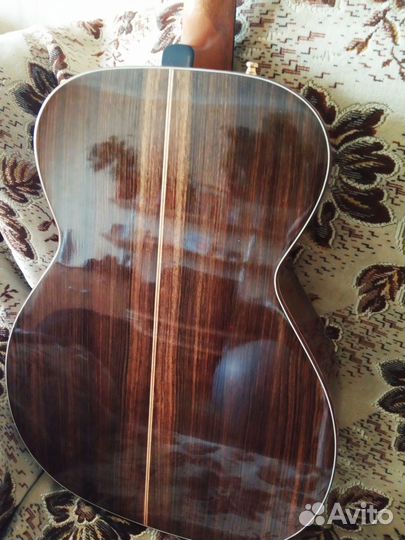 Акустическая гитара из массива со звукоснимателем