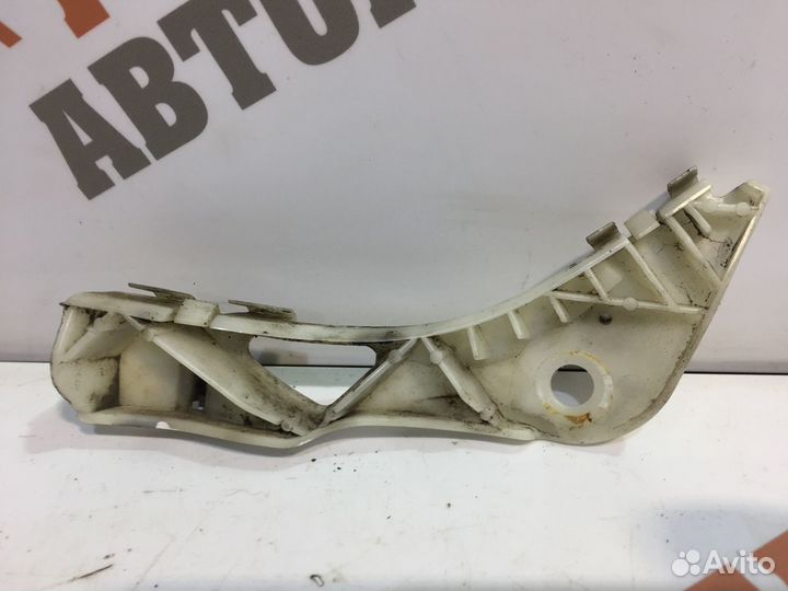 Мазда 6 Кронштейн крепления крыла передний правый