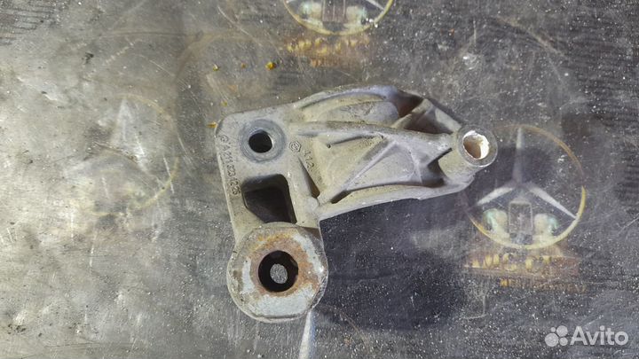 Кронштейн переднего стабилизатора Прав. Мерседес