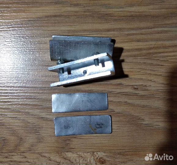 Держатели для стеклянных дверок шкафа