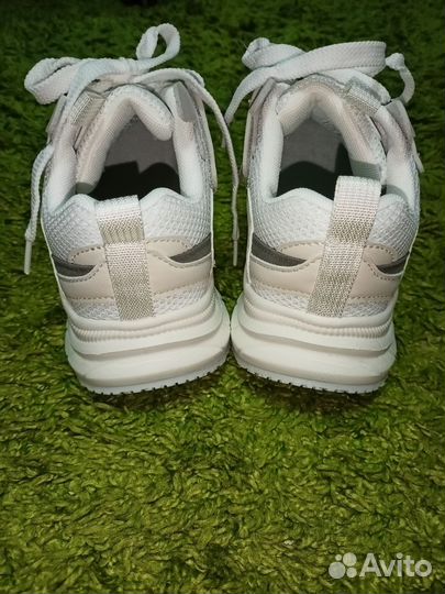 Кроссовки женские