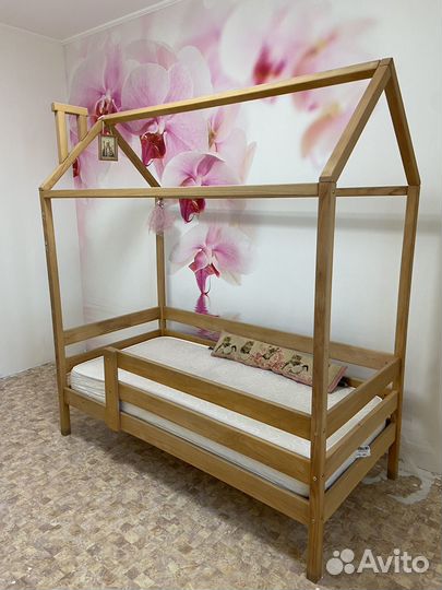 Кровать домик из бука