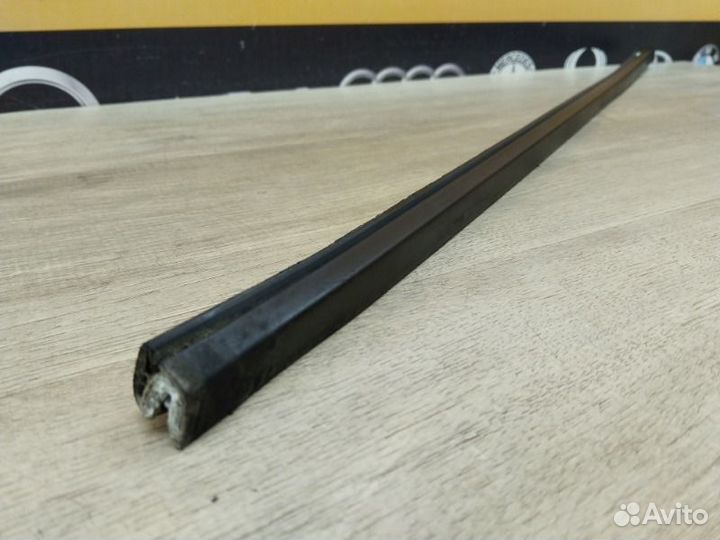 Молдинг стекла передний левый Land Rover