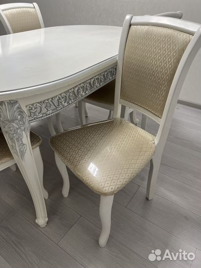 Кухонный стол и стулья