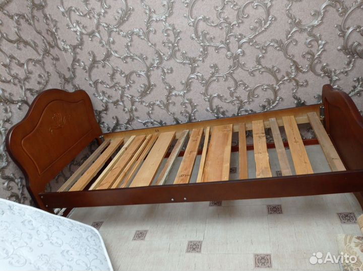 Кровать одну спал почти новый