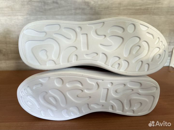 Кроссовки женские
