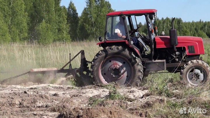 Вспашка земли трактором