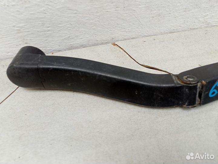 Поводок стеклоочистителя передний