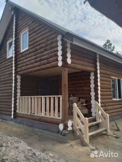 Сруб дома из бревна ручной рубки