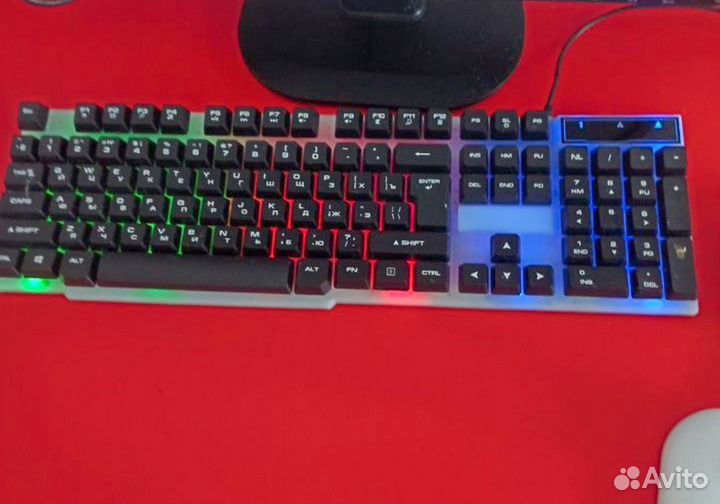 Игровой компьютер с монитором и клавиатурой