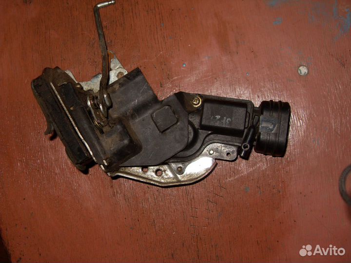 Замок задней левой двери Suzuki Grand Vitara 2004г