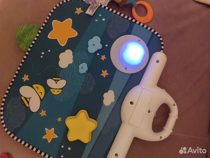 Развивающий коврик tiny love + погремушка попугай