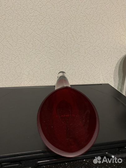 Рог из красного стекла