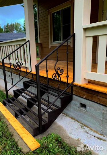 Лестница на металлокаркасе открытого типа