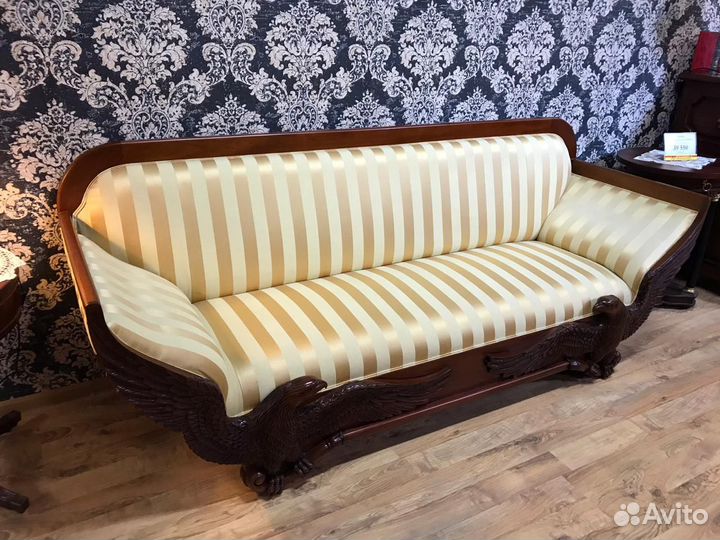 Диван из красного дерева