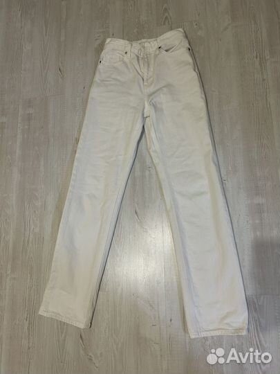 Белые джинсы Uniqlo (рубашка в подарок)