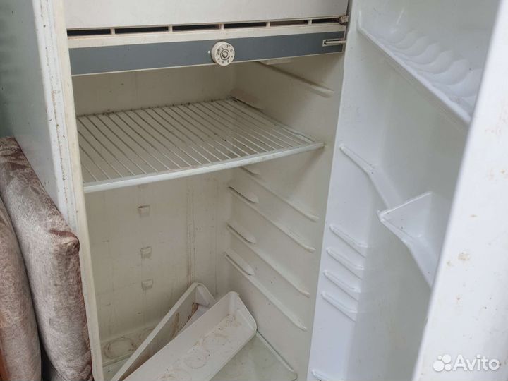 Холодильник бу, сломанна морозильная камера