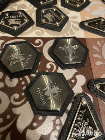 Значки фирменные брэнд нашивки на одежду