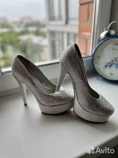 Туфли в стразах 40