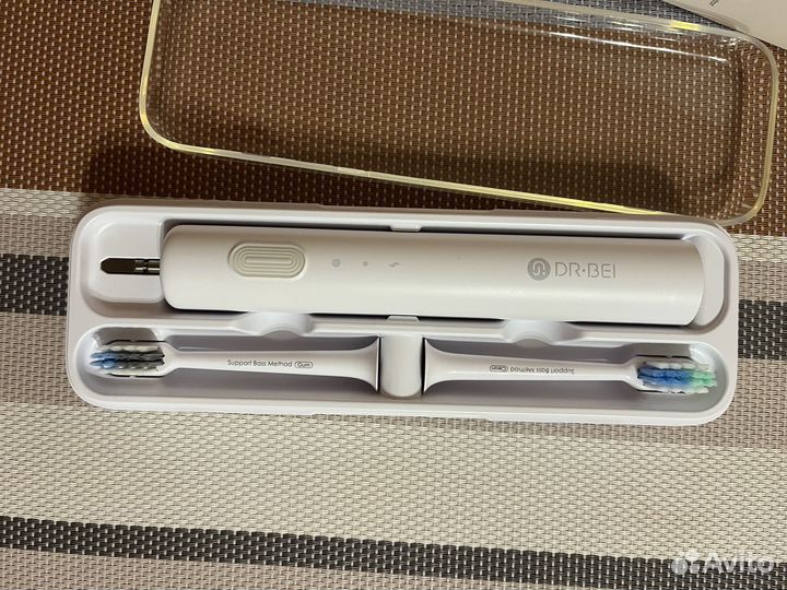 Электрическая зубная щетка