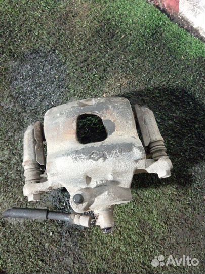 Суппорт тормозной передний левый Nissan Primera