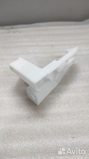 Клипса правая крепления бампера Mitsubishi lancerX