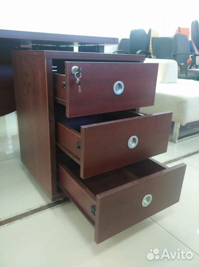 Стол руководителя в офис с тумбой