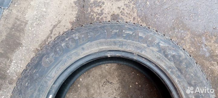 Goodyear UltraGrip 235/65 R17