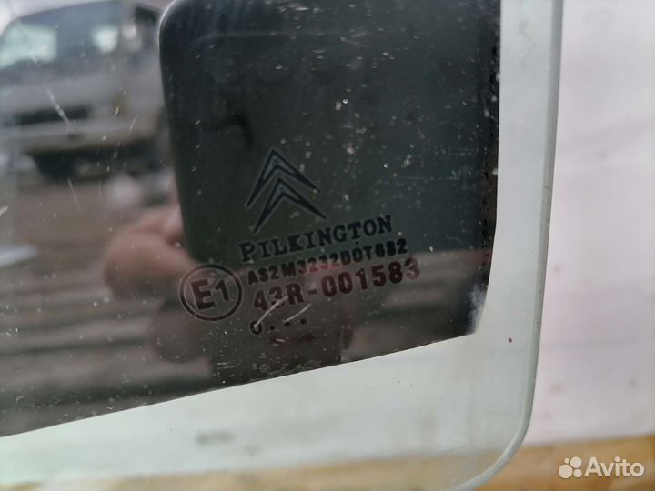 Стекло заднее левое Citroen C3 Picasso