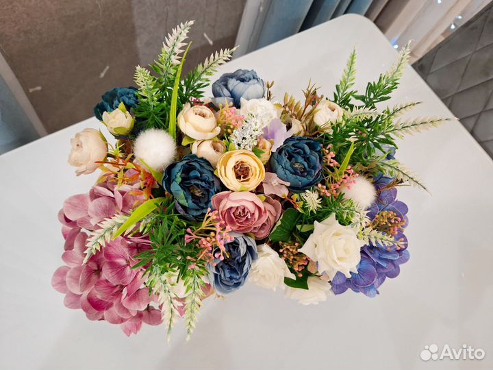 Композиция из искусственных цветов