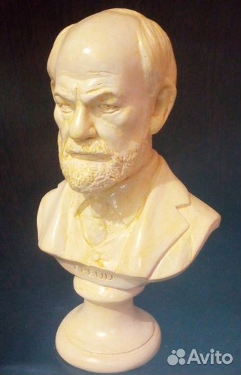 Бюсты: Фрейда, Вольтера, Ницше, Гегеля, Макиавелли