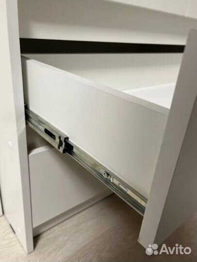 Шкаф минималистичный белый