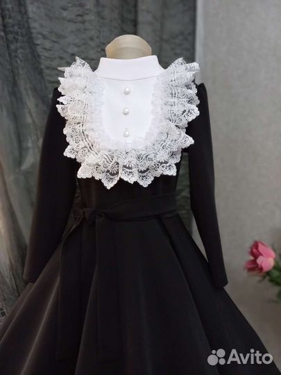 Школьное платье с жабо