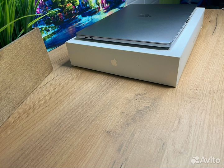 Macbook pro 13 2020 i5 16gb 512gb Крутой