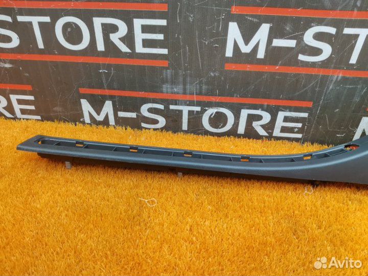 Накладка на порог салона правая Volkswagen Touareg