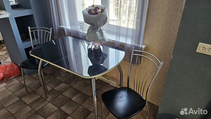 Кухонный стеклянный стол и стулья