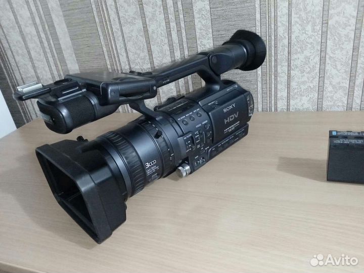 Профессиональная видеокамера