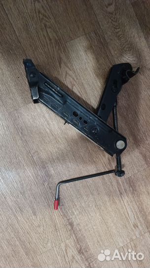 Домкрат автомобильный винтовой