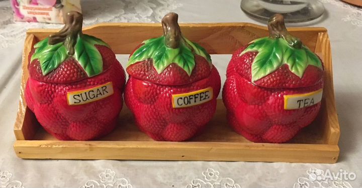 Набор банок для кофе, чая и сахара на полочке