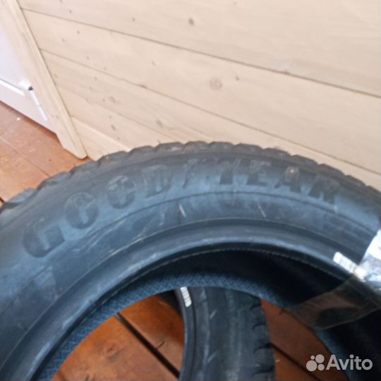 Goodyear UltraGrip Ice 235/55 R17 103T