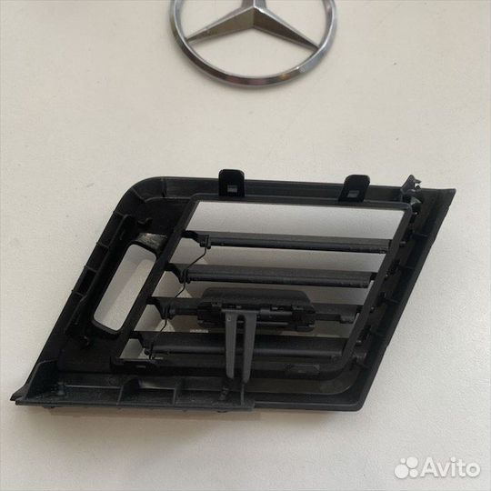 Накладка дефлектора левого Мерседес w204