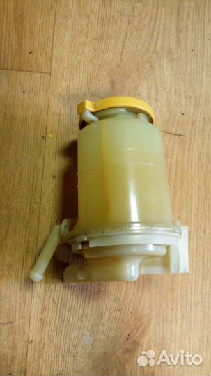 Бачок гур Subaru Tribeca