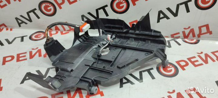 Кронштейн фары правый Volkswagen Touareg 7LA AXQ