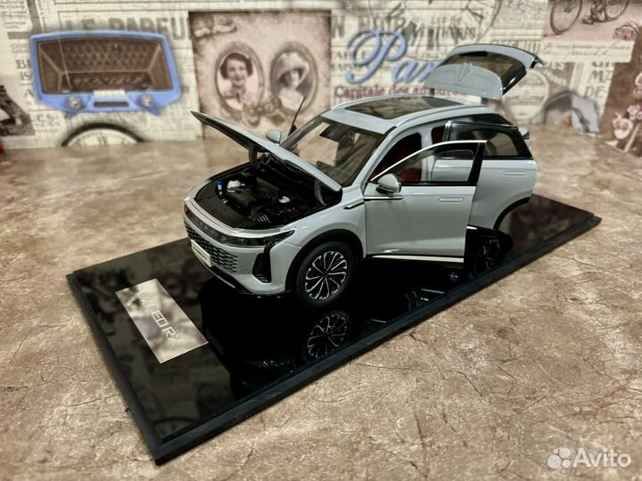 Модель автомобиля 1:18 exeed RX