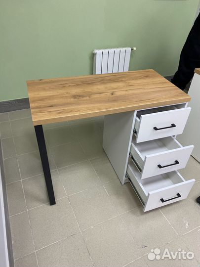 Маникюрный стол