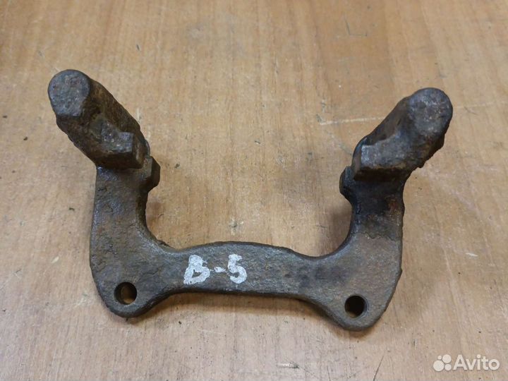 Скоба заднего суппорта audi A4/A6 VW passat B5