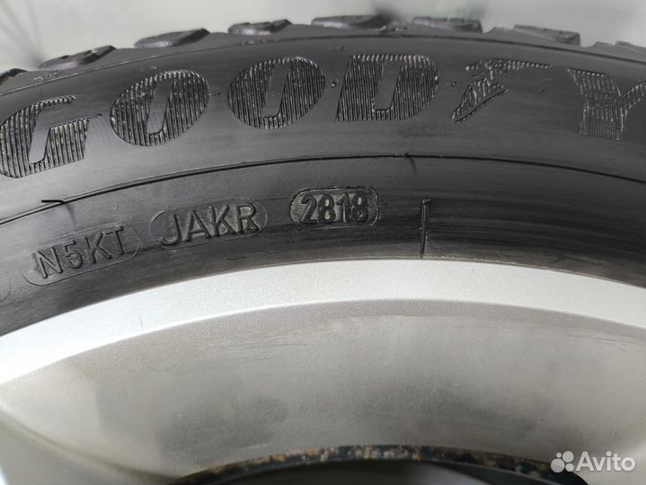 Goodyear UltraGrip 215/60 R17 100T